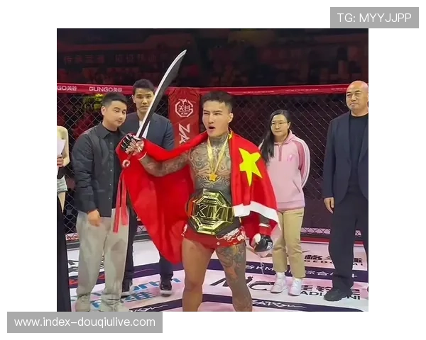 李凯文一回合重肘TKO日本选手，赛后挥刀庆祝引关注