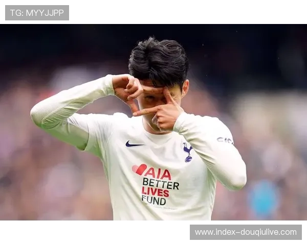 热刺球迷第15分钟举红牌抗议,象征管理层15年失职