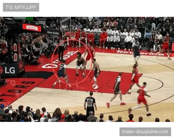 现场直击：猛龙队一次精妙的“假挡拆真内切”边线球战术轻松得分。