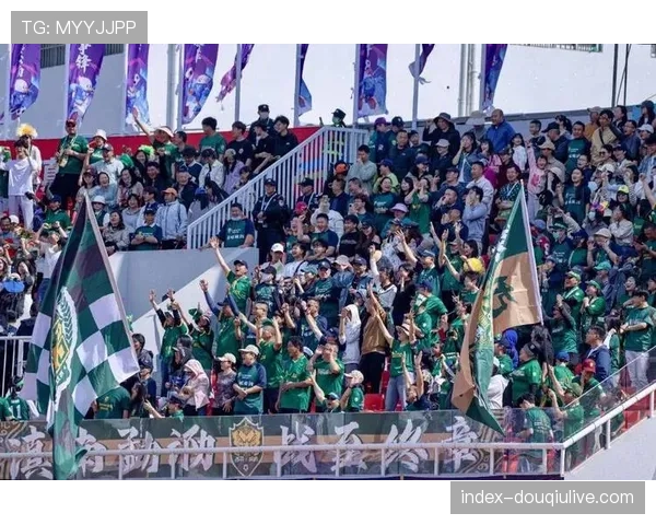 特写:比赛结束后,客场远征的阿斯顿维拉球迷久久不愿离去 特写:比赛结束后,客场远征的阿斯顿维拉球迷久久不愿离去